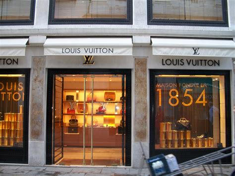 louis vuitton cosmopolitan italia|louis vuitton firenze italy.